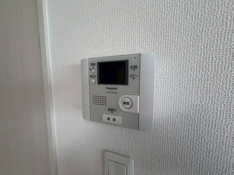 セキュリティ　モニター付きインターホンです。来客時も安心ですね。