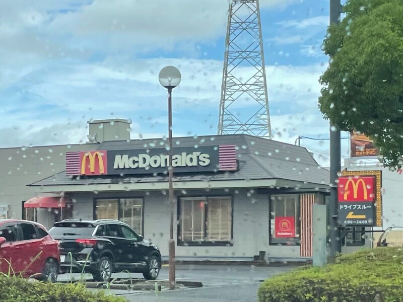 飲食店　マクドナルド322徳力店（飲食店）まで994m