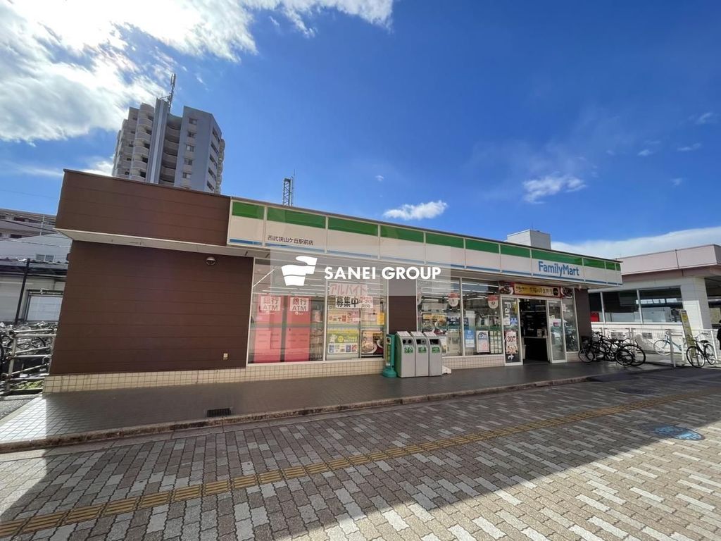 コンビニ　ファミリーマート西武狭山ケ丘駅前店（コンビニ）まで570m