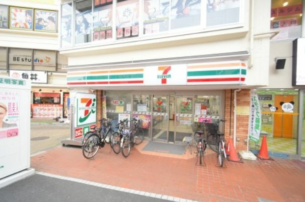 コンビニ　セブンイレブン 板橋下赤塚駅北口店（コンビニ）まで521m