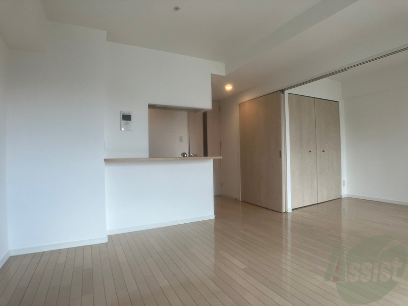 居室・リビング　木目のフローリングは落ち着きのある印象のお部屋になりますね。