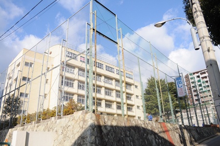中学校　神戸市立葺合中学校（中学校）まで526m