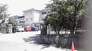 中学校　四日市市立常磐中学校（中学校）まで916m
