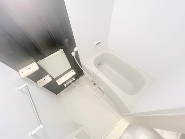 バス・シャワールーム　広めのお風呂は一日の疲れを癒してくれます。