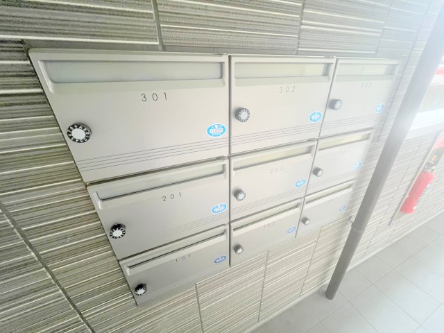 ロビー　ロビーにある各部屋毎のメールボックス。