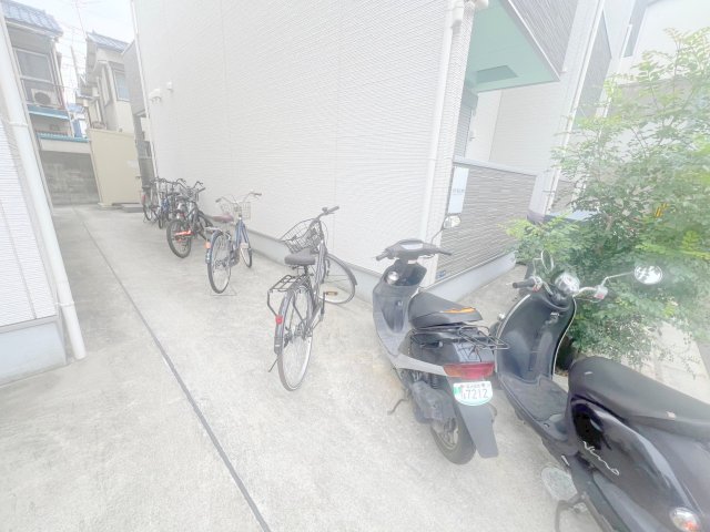 駐車場　敷地内には入居者専用の駐輪スペースもあります。