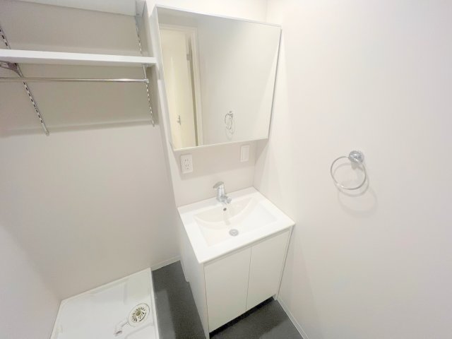洗面設備　人気の独立洗面所にはうれしいシャンプードレッサーが付いてます