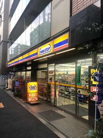 コンビニ　ミニストップ新宿大京町店（コンビニ）まで302m