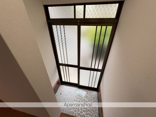 寝屋川市高柳7丁目戸建ての玄関写真