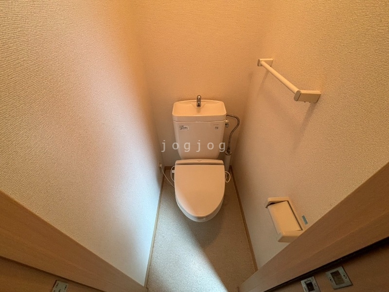 トイレ　暖房便座がございますので、冬も暖かいです！