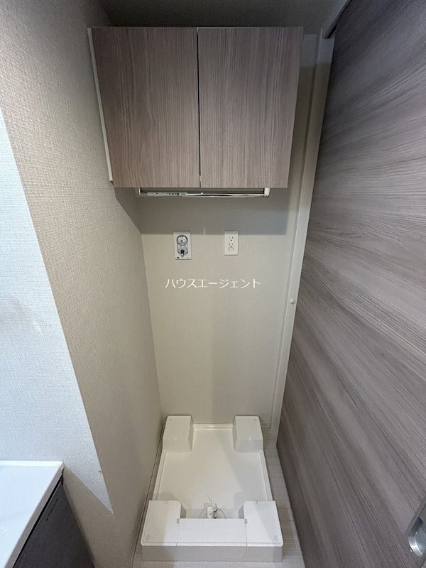 その他設備　洗濯機置場の上には収納付きで便利です。※参考画像