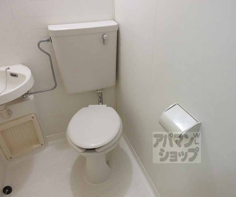 トイレ　トイレ周り広めです・
