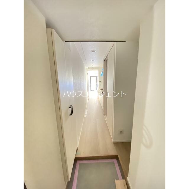 玄関　白基調のきれいな玄関です※参考写真