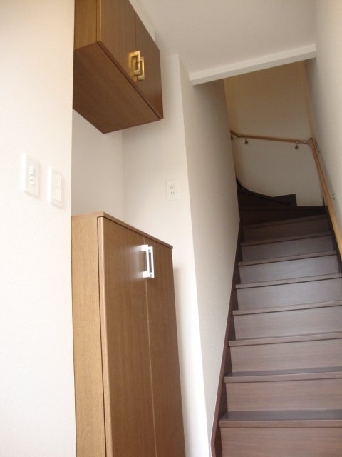 玄関　※同タイプの部屋写真です
