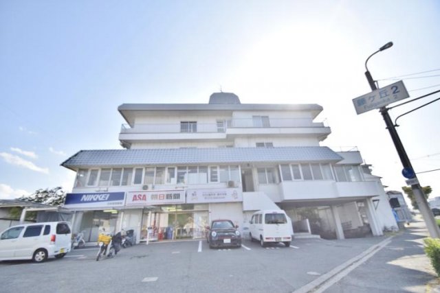 建物外観　マンションの下が屋内駐車場ですよ♪
