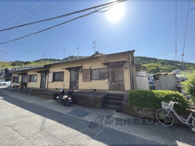 西野山中鳥井町７テラスハウスの建物外観