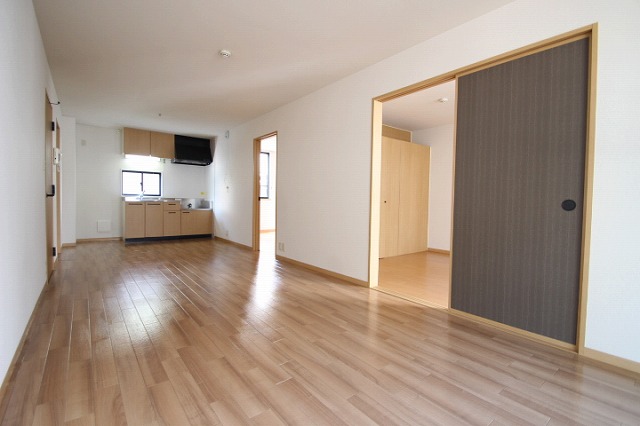 居室・リビング　同物件別室です