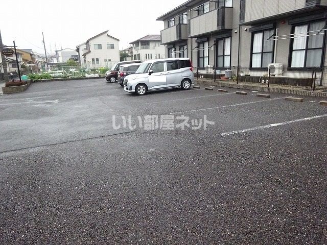 【ル・アンソレイエの駐車場】