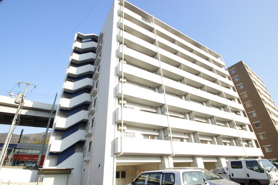 広島市安佐南区長楽寺のマンションの建物外観