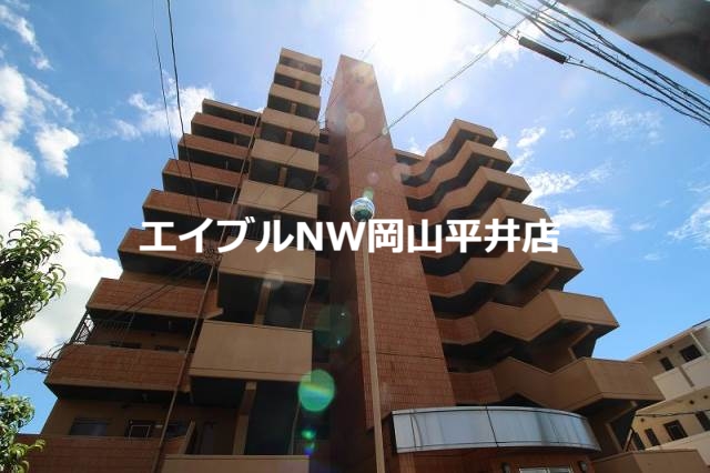 岡山市中区赤坂本町のマンションの建物外観