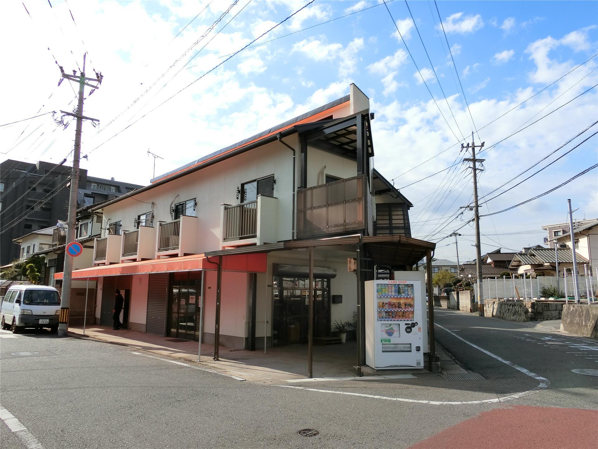 高峰西山アパートの建物外観