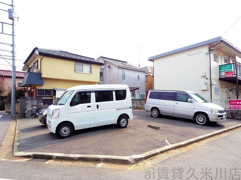 【東村山市久米川町のアパートの駐車場】