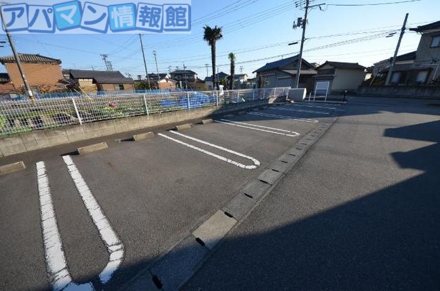 【新潟市江南区砂岡のアパートの駐車場】