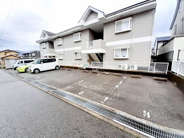 【金沢市土清水のアパートの駐車場】