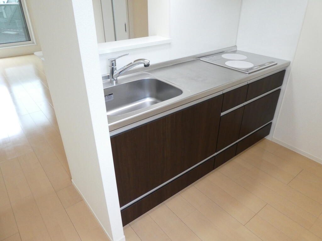 キッチン　同アパート２階(同タイプ間取り)のものを使用しております。