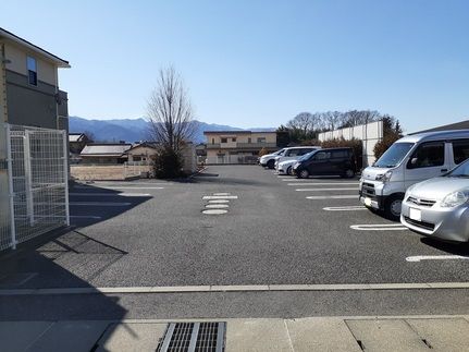 【甲州市塩山下塩後のアパートの駐車場】