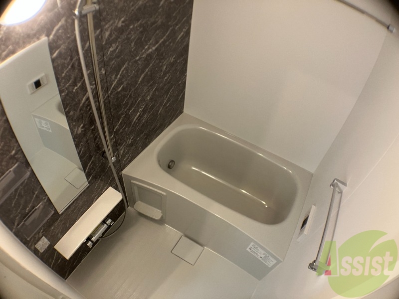 バス・シャワールーム　大理石の模様をしたタイルは、高級感がありますね。