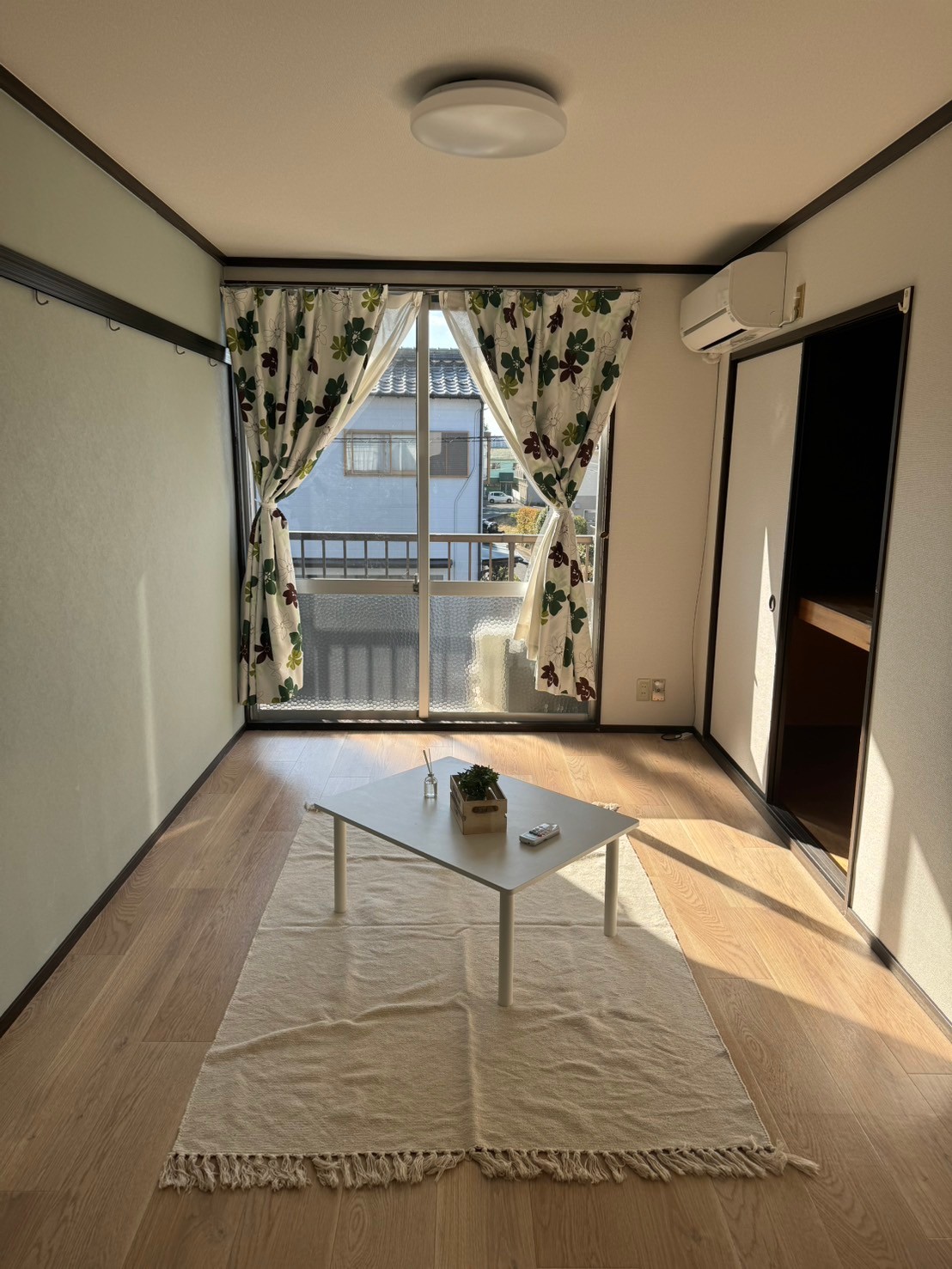 居室・リビング　写真は同物件他部屋の写真のものです。家具家電はイメージです。