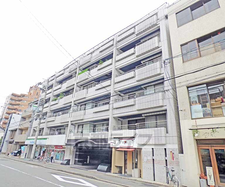 京都市上京区亀屋町のマンションの建物外観