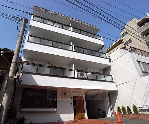 京都市上京区山本町のマンションの建物外観