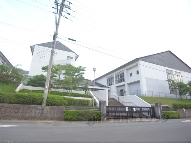 【南丹市園部町小山東町のマンションの小学校】