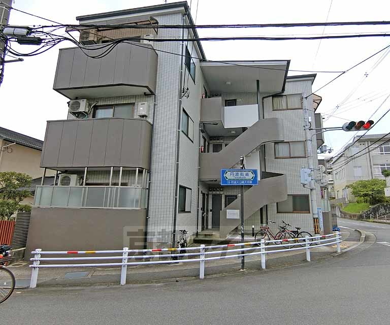 長岡京市長法寺のマンションの建物外観