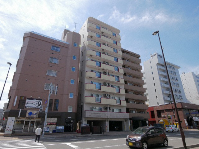 【札幌市北区北二十三条西のマンションの建物外観】