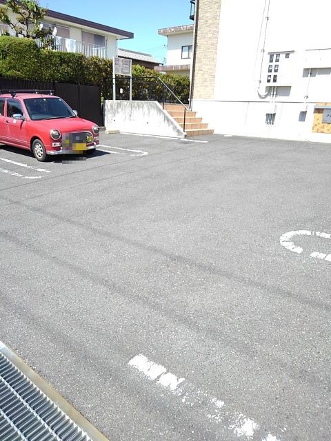 【四日市市笹川のアパートの駐車場】