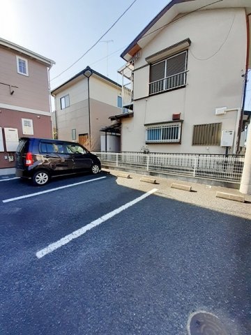 【行田市藤原町のアパートの駐車場】