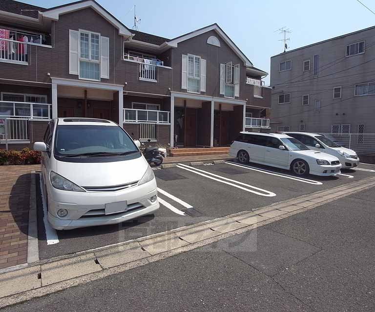 【京都市右京区太秦門田町のアパートの駐車場】