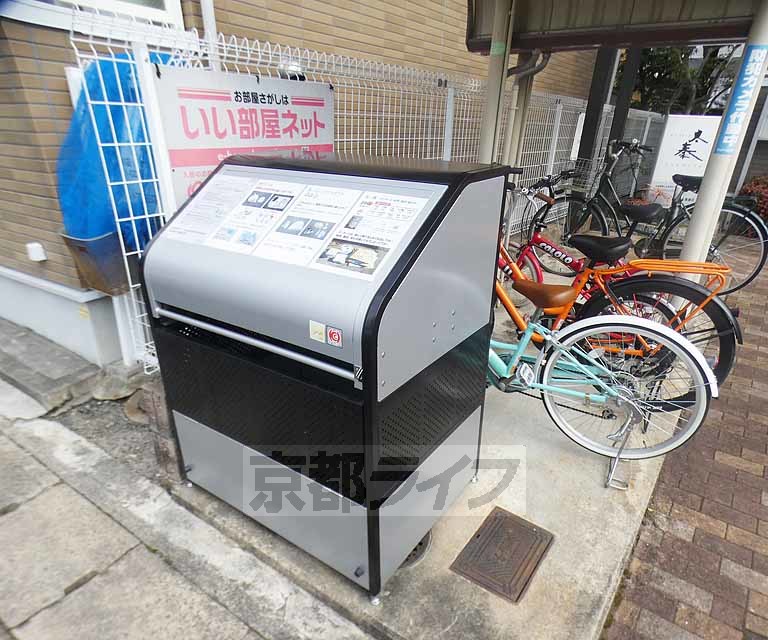 【京都市右京区太秦門田町のアパートのロビー】