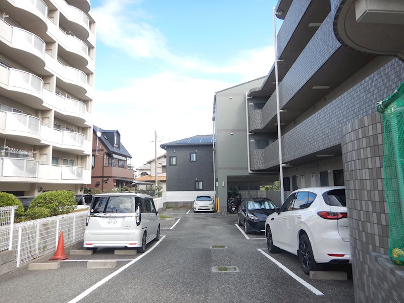 【ファミール昆陽池公園の駐車場】