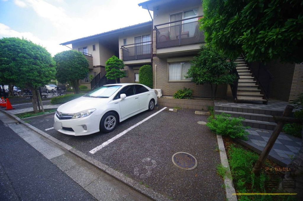 【三鷹市牟礼のアパートの駐車場】