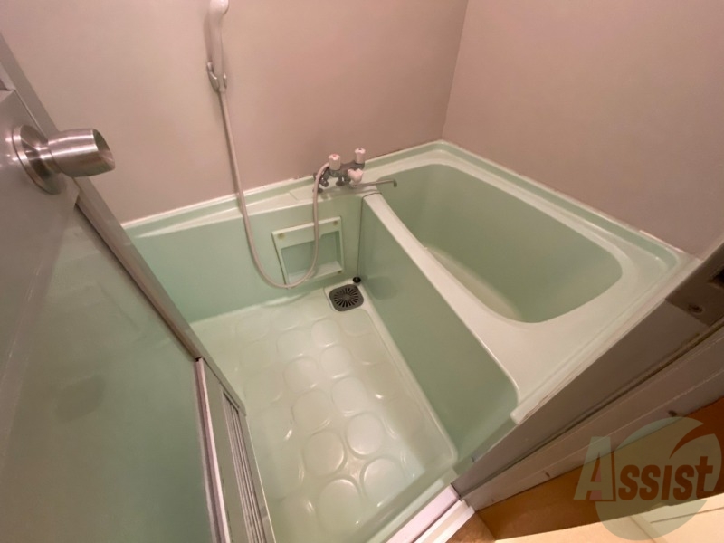 バス・シャワールーム　バスルームはこちらです。広々としてゆったり休めます。