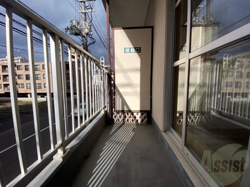 バルコニー　バルコニーは幅があり、広い印象を受けました。