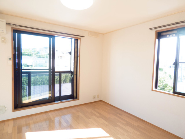 居室・リビング　南西向き角部屋２面採光　広々とした洋室７帖