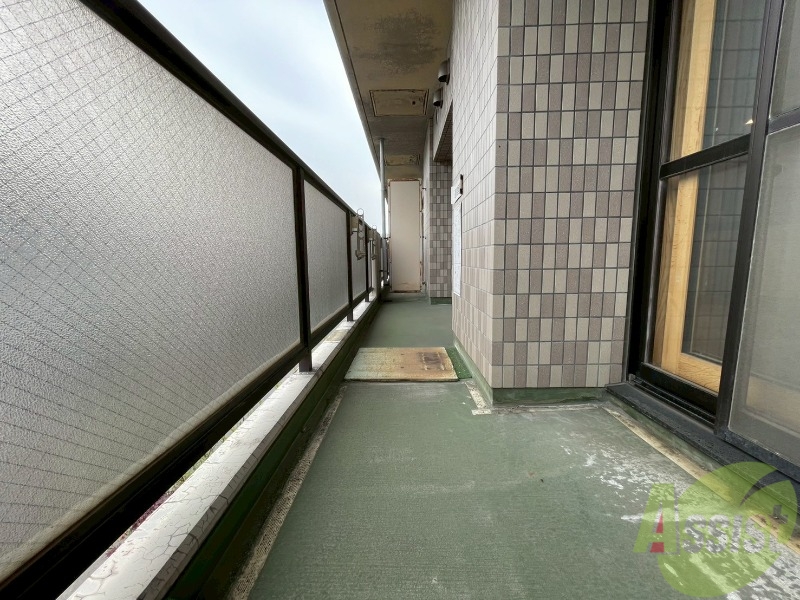 バルコニー　バルコニーです。洗濯物を干すもよし、一息つくもよしですね。