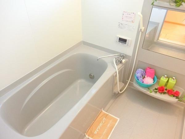 バス・シャワールーム　浴室乾燥機、追焚機能付の広々バスルーム！