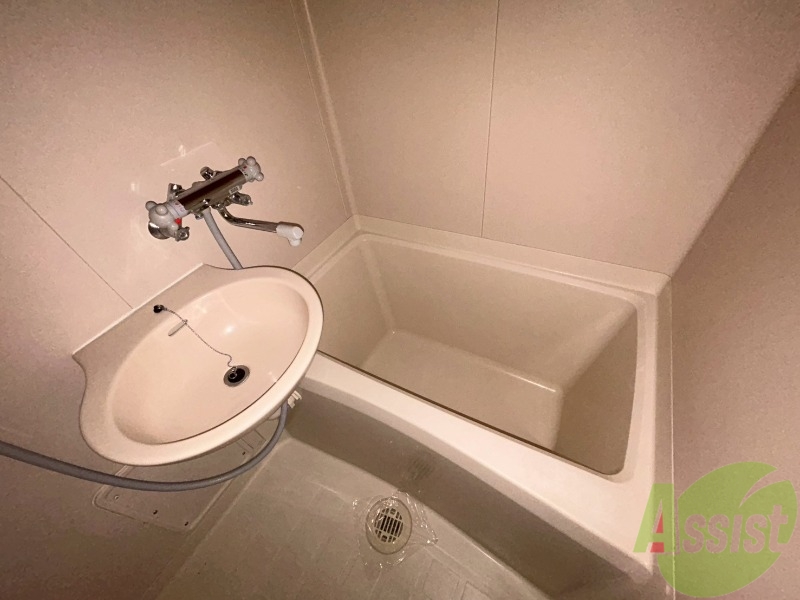 バス・シャワールーム　浴槽もあり、ゆっくり湯船に浸かることが出来ます。