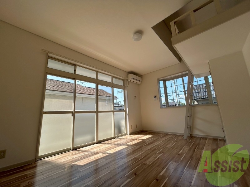 居室・リビング　８．３７帖の洋室です。日当たりも良くシンプルなお部屋です。